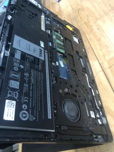 Khách đến cửa hàng sửa chữa máy tính điện thoại 18/05/2025