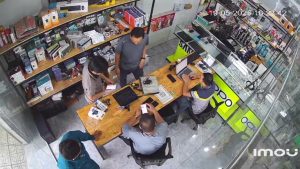 Khách đến trực tiếp cửa hàng sửa chữa máy tính điện thoại 19/05/2025