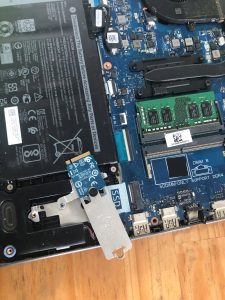 Khách cần cài window lại, nhưng mày tính dell Vostro không nhận cổng USB. Cửa hàng tiền hành tháo SSD ra, gắn vào máy khác để tiếp tục tiến hành cài đặt, sau khi cài xong, thì gắn lại máy dell Vostro 3500 để cài driver và các phần mềm